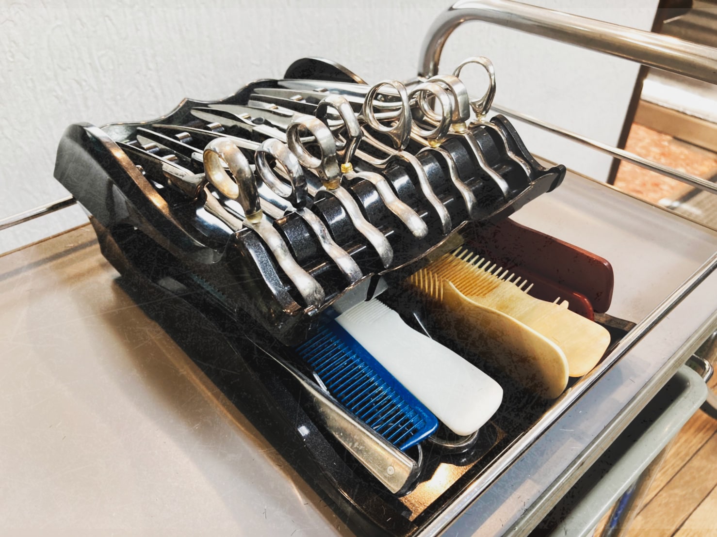 海外のバーバーでカットする男性